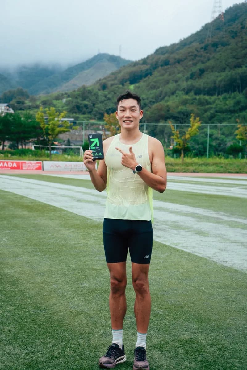 포항시청 마라톤 선수 김은섭이 전성기 부스터샷을 들고 있는 사진