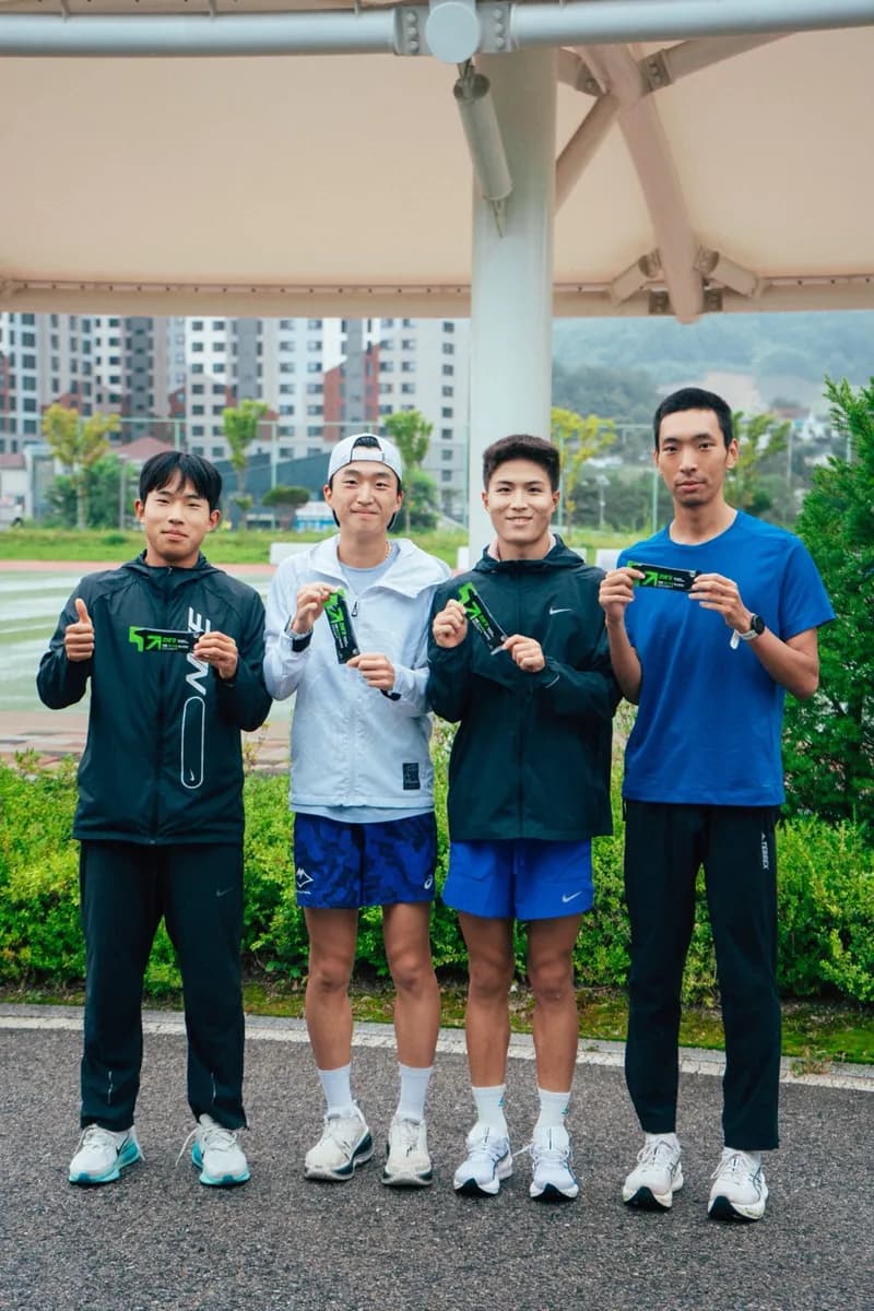위덕대학교 육상팀 선수들이 전성기 부스터샷을 들고 있는 사진